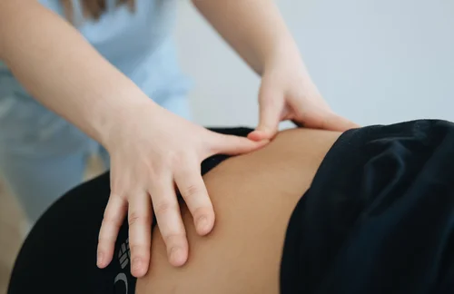 Naprapat behandlar ländrygg med manuell behandling